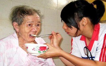Chăm sóc cha mẹ lú lẫn